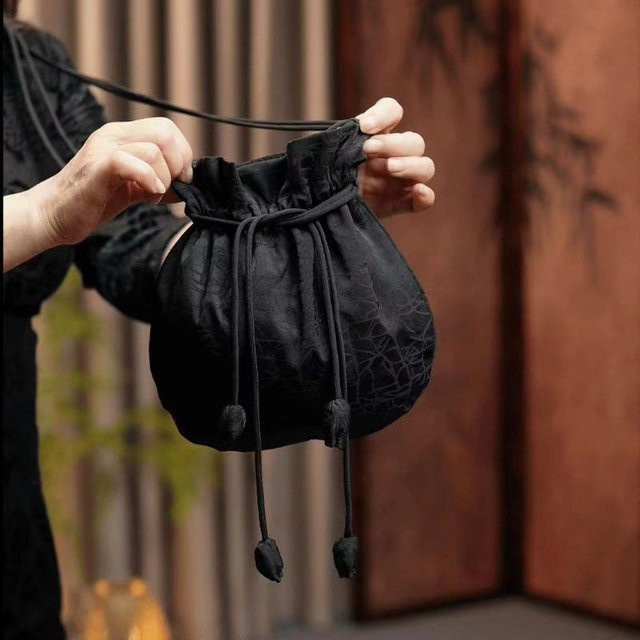 Ladies Luxury Bags Hanfu Zubehör Retro Stickerei Seide Kordelzug Schmucktasche für Damen in Schwarz - Bild 1