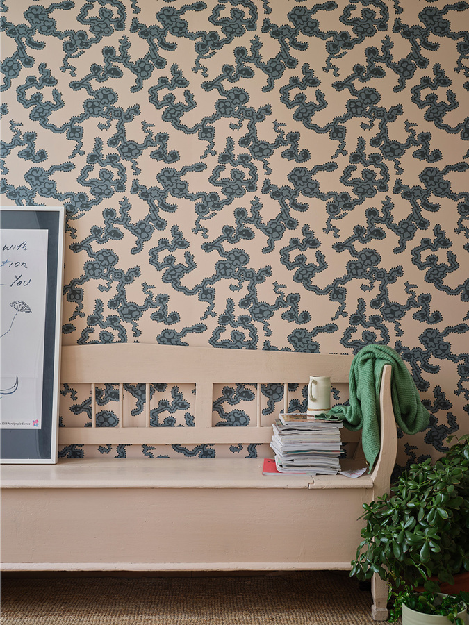 Farrow & Ball Tapete mit floralem Art Nouveau Design in Pink, Blau und Multicolour aus Papier - Bild 1