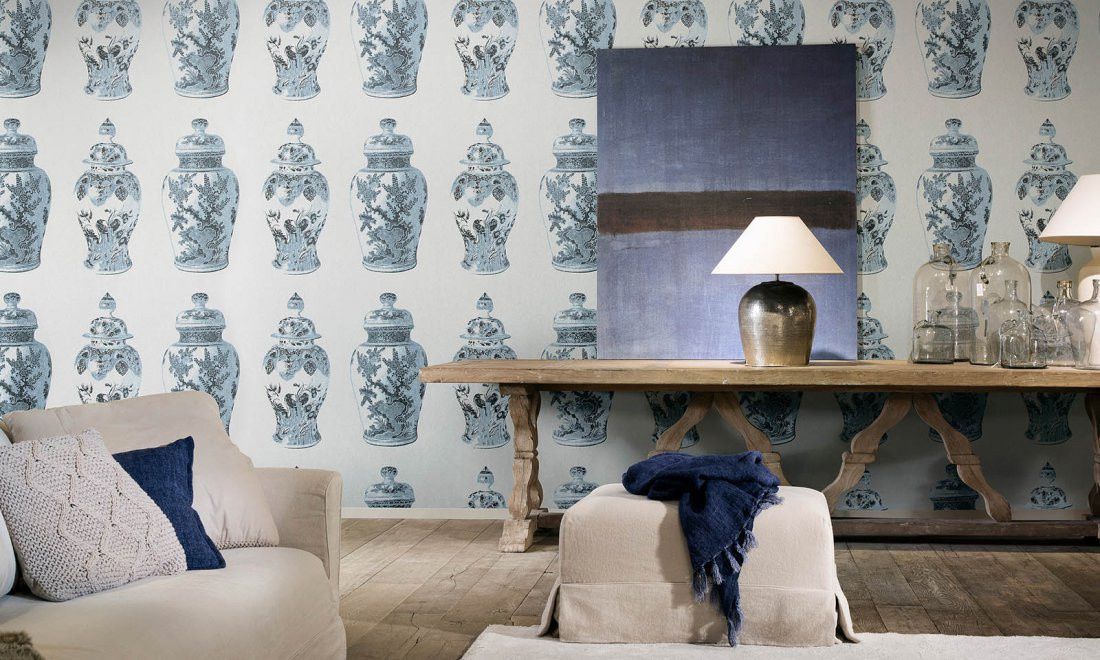 Flamant Wallpaper Poterie Atlantic in Weiß und Blau, Vlies Tapete mit Stillleben-Motiv im orientalischen Abstract-Stil - Bild 1