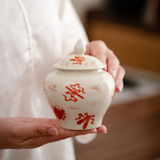 Jinjunmei Pu Erh Tee in schwarzer Keramik-Teedose - Bild 1