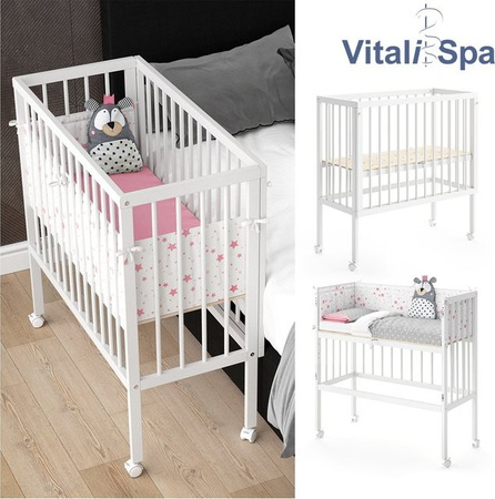 VitaliSpa Beistellbett SOPHIE Babybett Stillbett in Weiß aus Massivholz mit abnehmbarem Seitenteil