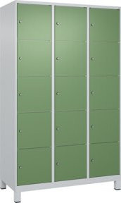C+P Schließfachschrank Classic PLUS mit 3 Abteilen und Füßen, Farbe Grau und Resedagrün, B/T/H: 120 x 50 x 195 cm - Bild 1