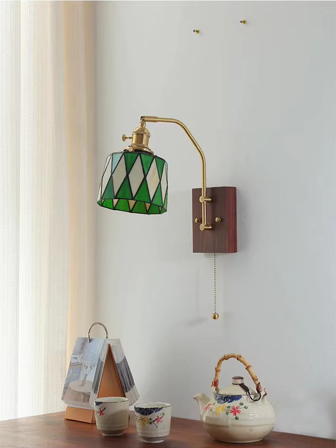 Japanische Retro-Wandlampe von Ramalho mit Tiffany-Glas-Schirm, Holz und Messing in Multicolour, LED-Nachttischlampe mit Zugschalter für dein Schlafzimmer - Bild 1