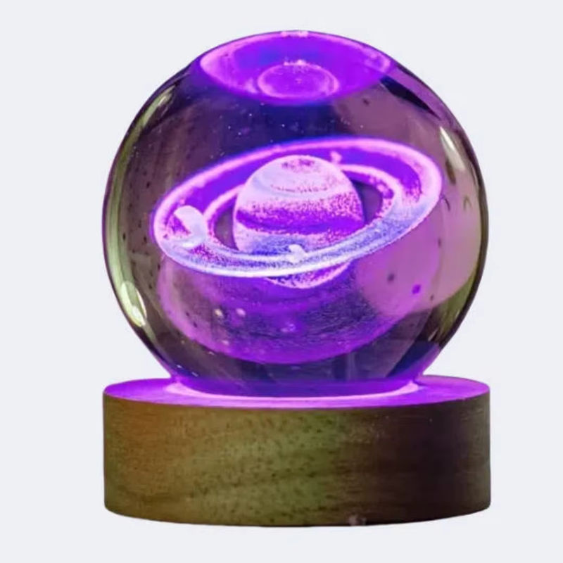 Bunte Saturn-Kugelleuchte aus Glas mit buntem Holzsockel als dekoratives Nachtlicht und Kristallkugel-Ornament - Bild 5
