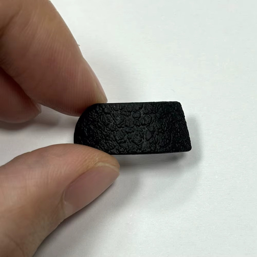 Nikon Z6III Gummi-Abdeckung für den Kartenslot in Schwarz - Bild 3