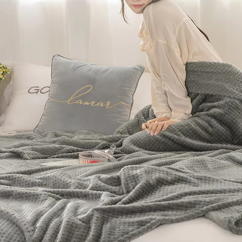 Flauschige Winterdecke aus Korallenvlies in Karomuster, King-Size Tagesdecke für Bett und Sofa, Farben: Weiß und Grau - Bild 1
