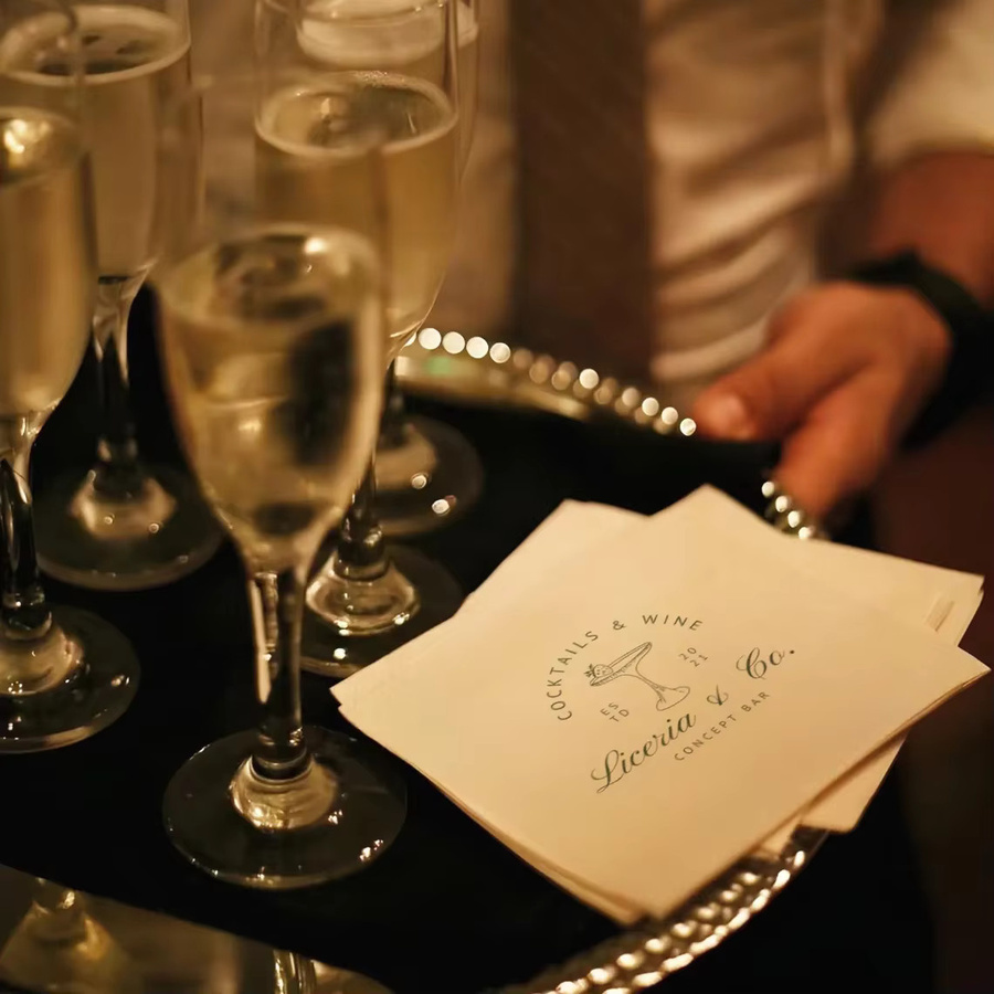 Personalisierte Papierservietten in Weiß für Hochzeiten, Cocktailpartys und Dekorationen - Bild 2