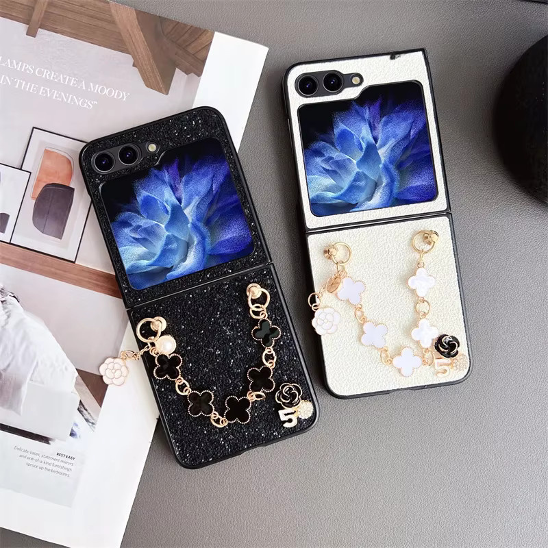 Süße Blumenkette Handyhülle aus Leder mit Glitzer-Effekt für Samsung Galaxy Z Flip 7, Z Flip6, Z Flip5, Z Flip4 und Z Flip3 5G in Schwarz oder Weiß - Bild 3