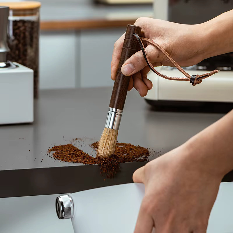 Reinigungsset für Kaffeemühle und Espressomaschine mit Reinigungsbürste und Luftgebläse von VIE LENTE in Holzoptik - Bild 3