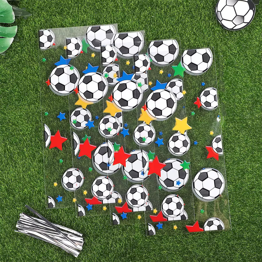 50 Stück Fußball Geschenktüten aus Kunststoff in Multicolour von xunyihappy als Partyzubehör für Geburtstage und Sportthemen - Bild 3