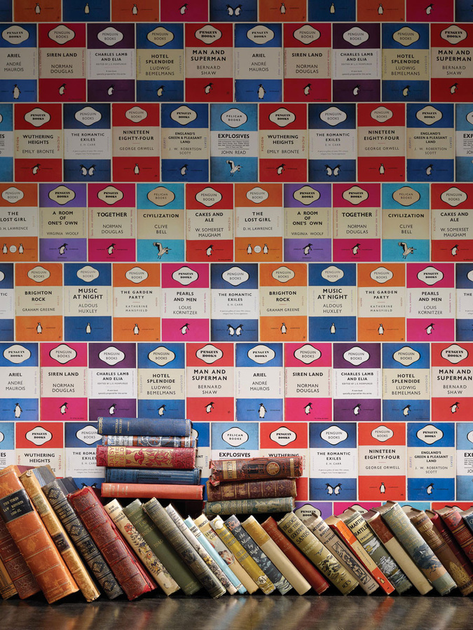 Tapete Penguin Library von Osborne & Little in Multi mit Collage-Motiv aus Papier - Bild 1