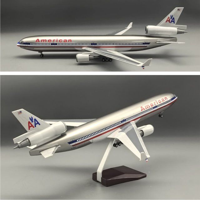 ZOCO Flugzeugmodell MD-11 im Maßstab 1:130 mit Licht und Holzsockel, Kunstharz-Modellbau mit 47 cm Länge - Bild 1