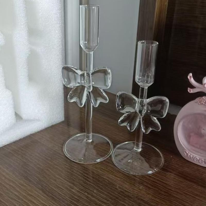 Filigraner Spitzkerzenhalter aus transparentem Hochborosilikatglas mit Schleifendesign - Bild 3