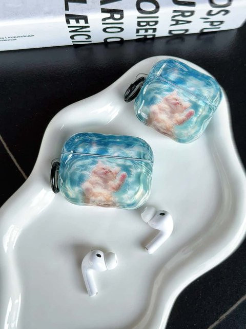Kawaii Wellenrand Kopfhörer-Schutzhülle für Apple AirPods 1 2 3 4 Pro 2 Pro 3 in Blau mit glänzender Oberfläche und Schwimmender Katze Design - Bild 1