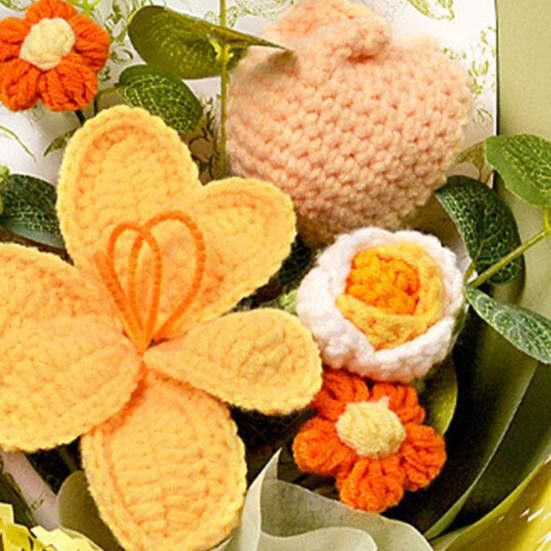 Handgefertigter Strauß aus gehäkelten künstlichen Blumen von LuxeLane in Violett mit grünen Kunstblättern als romantisches Geschenk - Bild 2
