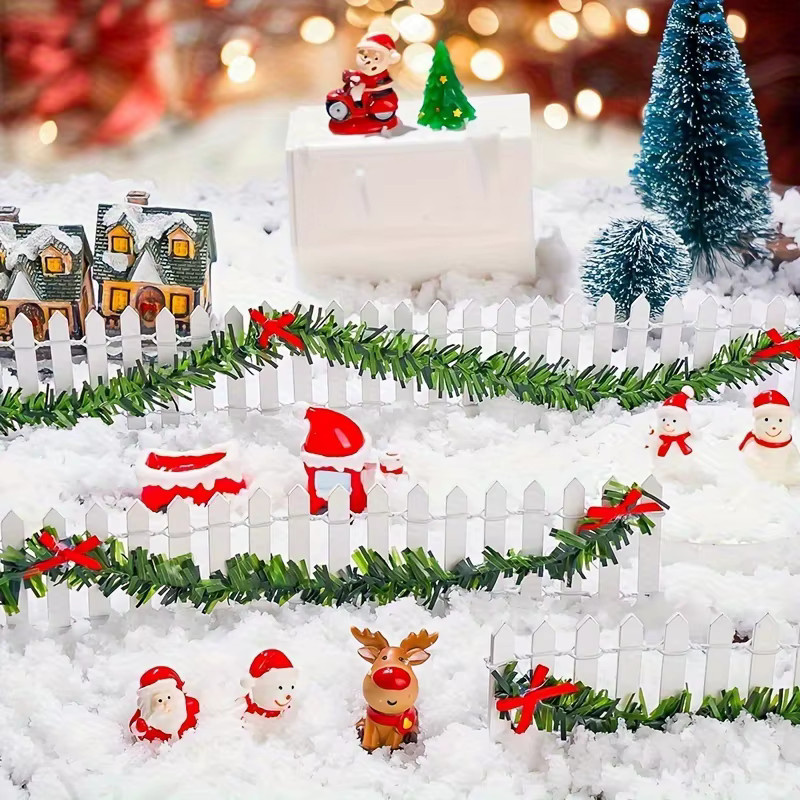 DUTRIEUX Mini Weihnachtsdorf Dekoration Weißer Lattenzaun mit Holzoptik, Grüner Girlande und Roten Schleifen für Puppenhaus und Gartendekoration - Bild 4