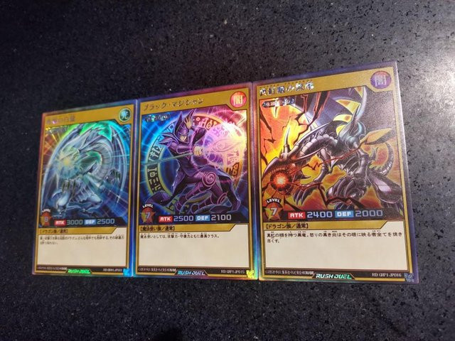 Yiran toy 1 Yu-Gi-Oh! Schwarzer Magier Blauäugiger Weißer Drache Sammelkarten, 3er-Set, ab 18 Jahre - Bild 1