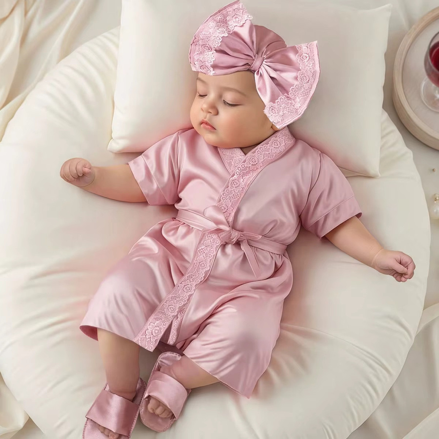 Ylsteed Neugeborenen-Fotografie-Outfit Set für Baby-Mädchen in Pink mit Spitzenbademantel, Schleife, Turban, Mütze und Hausschuhen - Bild 2