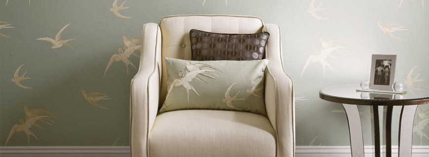 Sanderson Tapete Swallows Moos mit Schwalben und floralem Vintage-Design in Gold, Silber und Grün - Bild 1