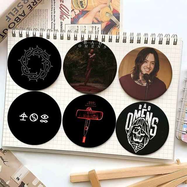 Mesuca Brosche, Emaille-Pin, rund, Metal, Bad Omen - Bild 1
