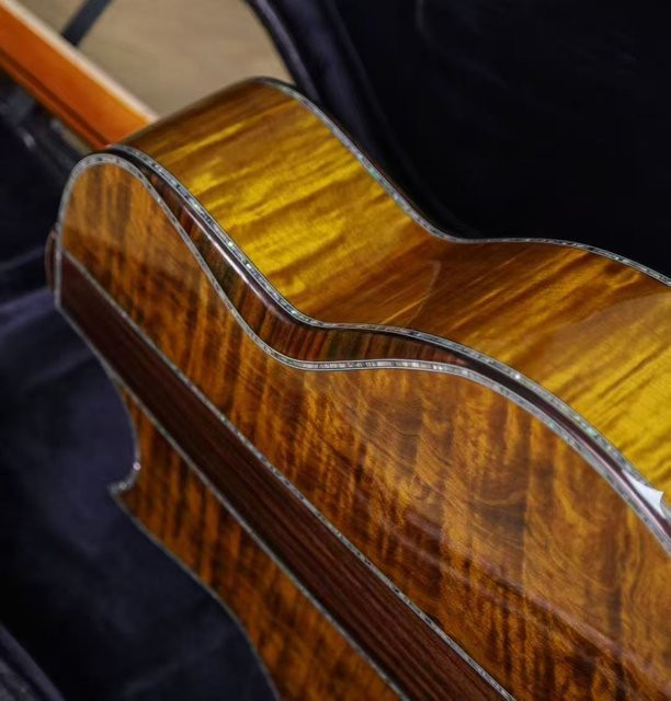 Handgefertigte High-End-Akustikgitarre aus goldenem Sandelholz von YOUYAN in Gold und Beige - Bild 1