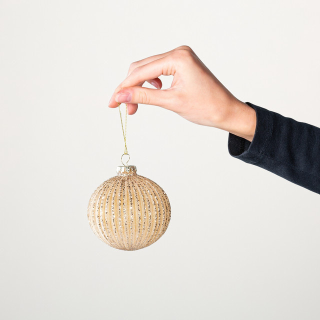 Glitzernde Weihnachtskugel von Blume2000 aus Glas, rund, in Gold, Silber und Beige - Bild 1