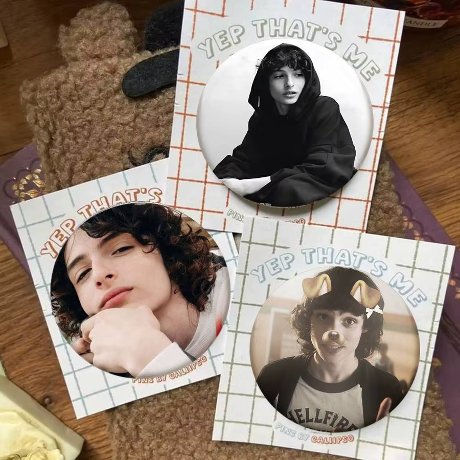 Emaille-Pin F-Finn Wolfhard Abzeichen, rund - Bild 2