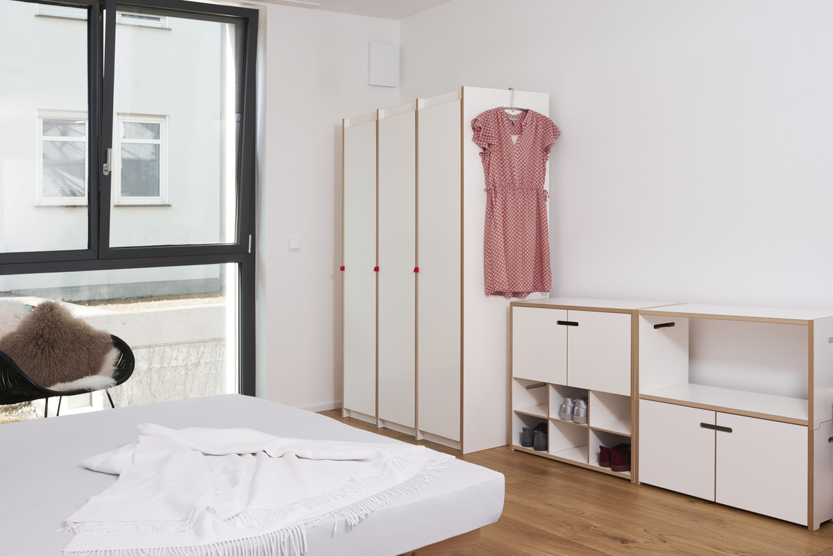 Tojo Stehschrank modern in Weiß und Rot mit Scharniertüren und Regalböden - Bild 1