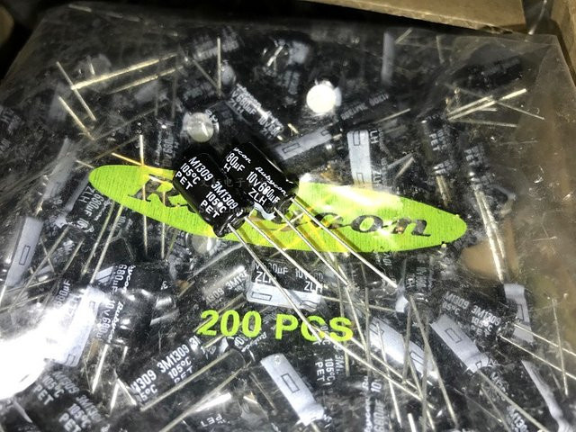 Rubycon Elektrolytkondensatoren 10 V 680 µF, 11,5 Stück, Schwarz - Bild 1