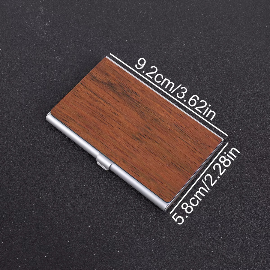 Personalisierter Visitenkartenhalter aus Holz mit Lasergravur und individuellem Namen in Braun - Bild 3