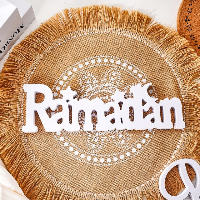 Moderner Ramadan-Dekoartikel aus Holz mit Stern, Mond und Schneeflocken in Weiß - Bild 1