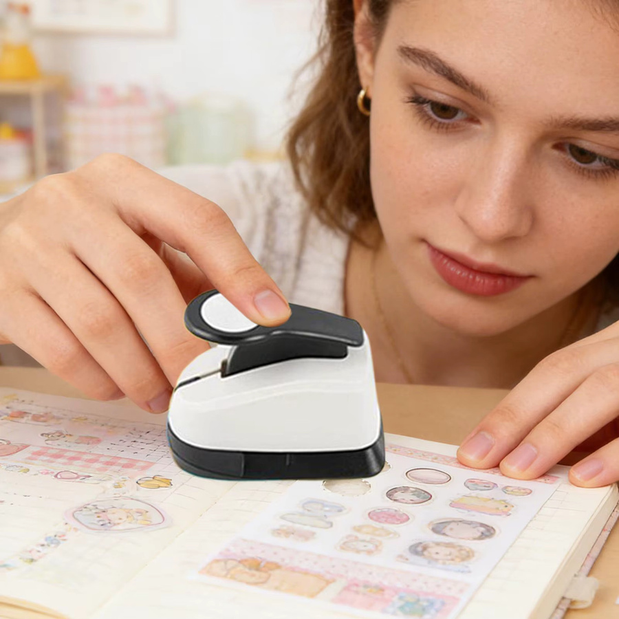 Rundlochstanzer und Prägewerkzeug in Weiß als Präzisions-Bastelschneider mit Mehrfachformen für Scrapbooking, Karten, Umschläge, Schule, Büro und Planerherstellung - Bild 2