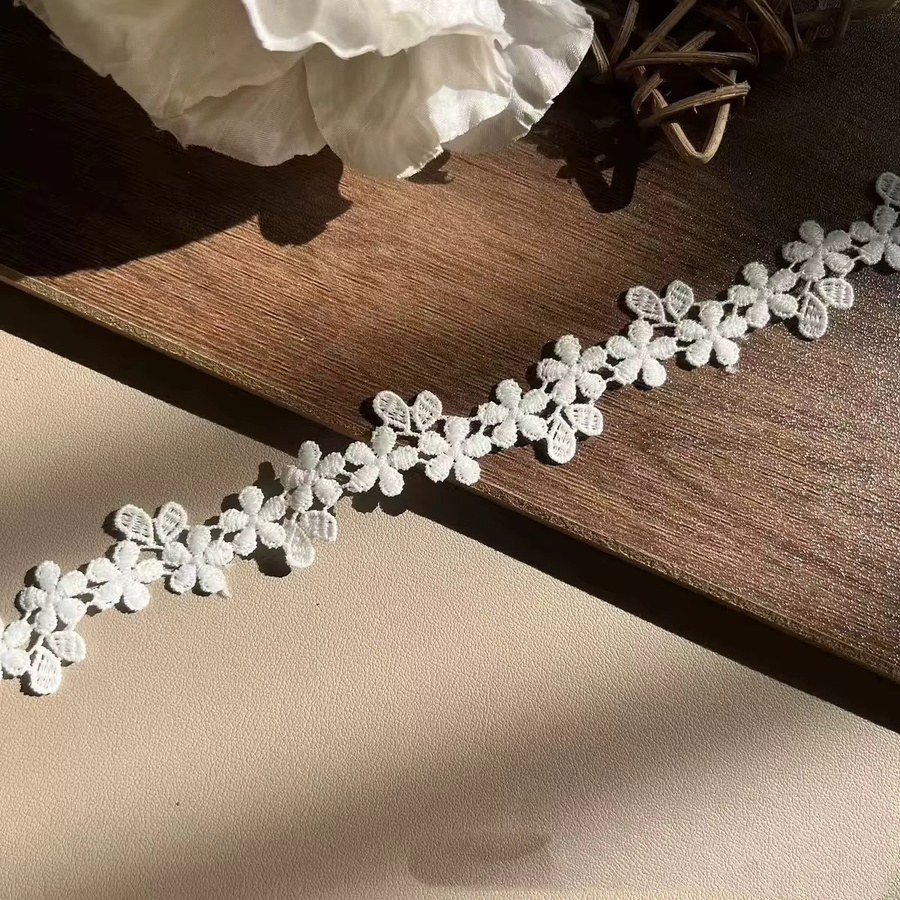 Wasserlöslicher Spitzenbesatz mit Blumen- und Blattstickerei in Weiß, Breite: 2,3 cm, 15 Yards - Bild 2