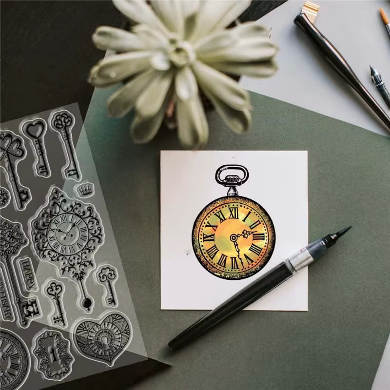 Transparenter Gummistempel mit Schlüssel und Taschenuhr Motiv für Scrapbooking und Kartenherstellung - Bild 3