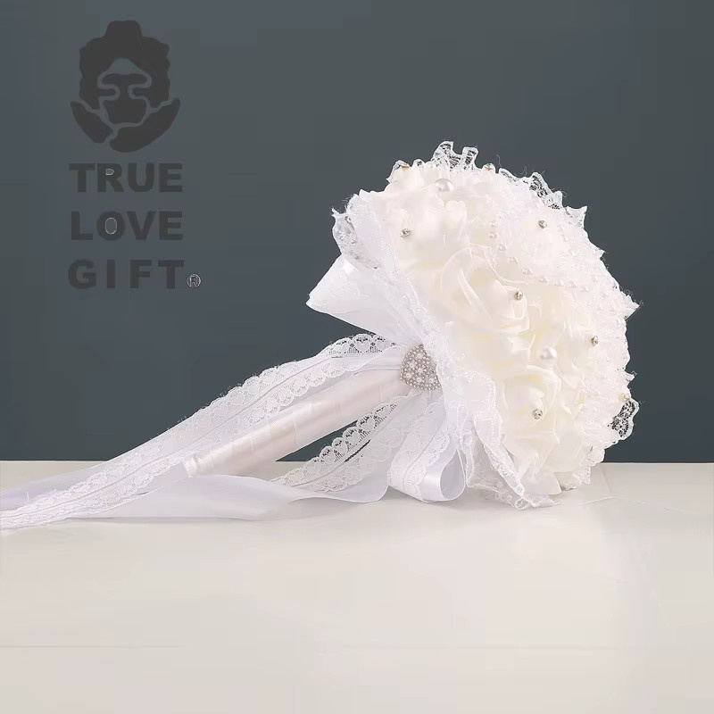 Künstlicher Brautstrauß mit weißen Rosen im klassischen runden Design als Hochzeitsaccessoire aus Textil - Bild 2