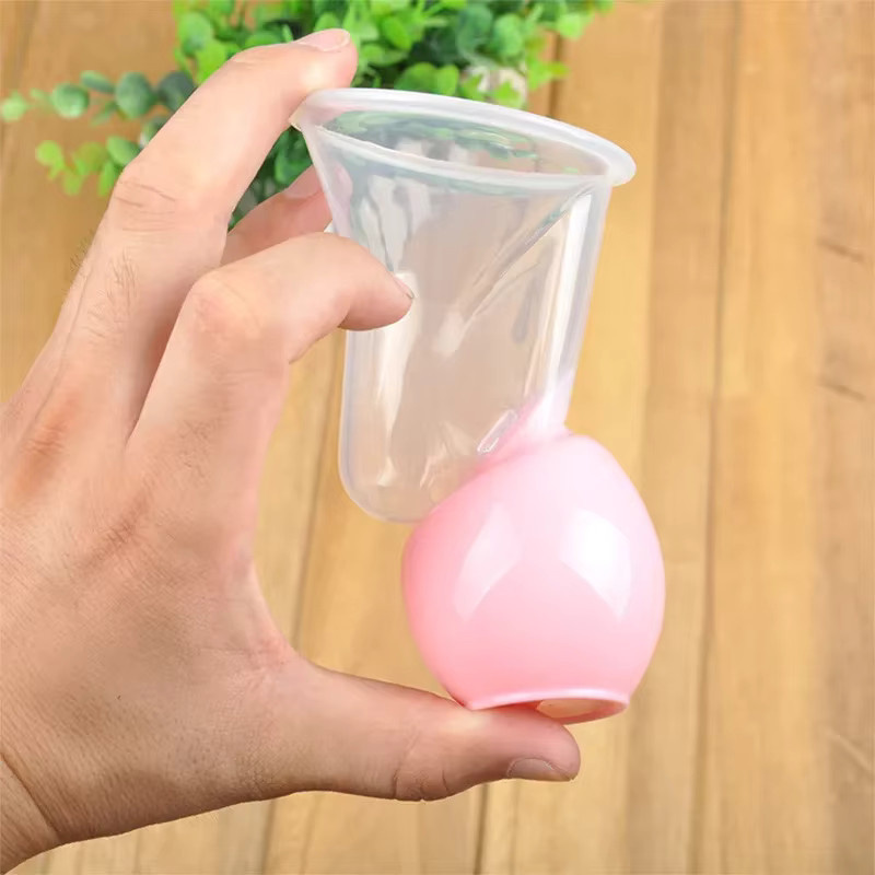 Manuelle Milchpumpe aus Silikon für die Babyfütterung in Weiß und Transparent - Bild 2