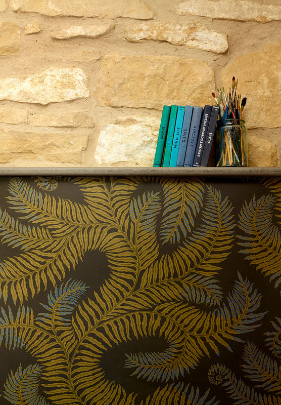Josephine Munsey Tapete Bombes Fernery in Olive und Dunkelgrau mit floralem Design und botanischem Muster aus Vlies - Bild 2