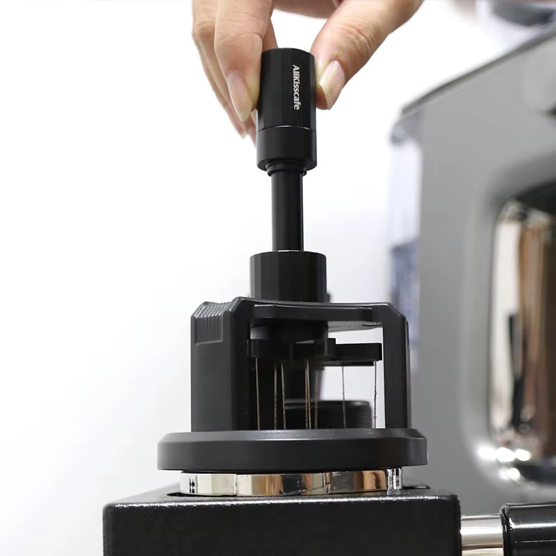 ALIKISSCAFE WDT Espresso-Nadelverteiler mit magnetischem Rührer in Schwarz, runde Form, verstellbare Tiefe, Barista-Werkzeug für Kaffeezubehör - Bild 3
