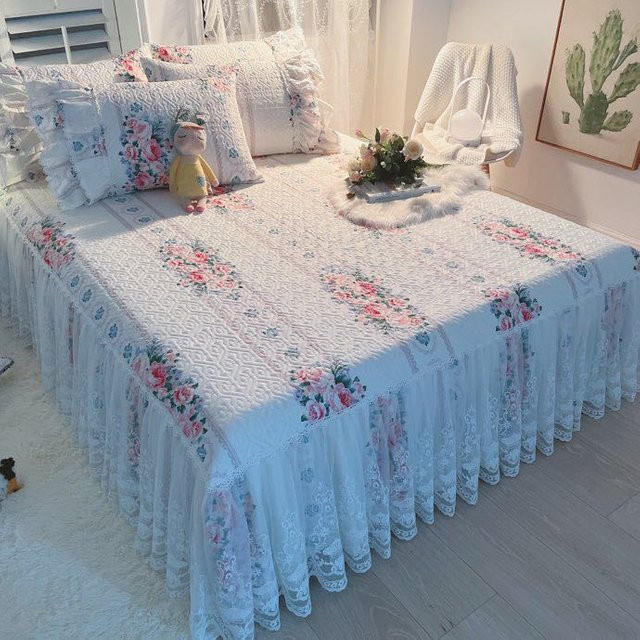 Luxuriöse Bettwäsche aus 100 % Baumwolle mit Blumenmuster und Spitzenrüschen in Weiß, Set bestehend aus Tagesdecke, Matratzenbezug und Kissenbezügen, B/T: 180 x 220 cm - Bild 1