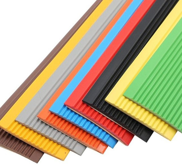 Selbstklebender Treppenkanten-Schutz aus PVC in Rot mit Streifenmuster, rutschfest und wasserdicht, Länge: 100 cm - Bild 1