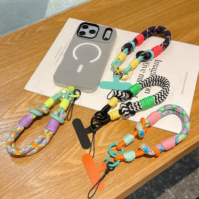 Modisches Handy-Lanyard für Damen als kurzes Handgelenk-Schlaufe-Armband mit Charme in Multicolour - Bild 1