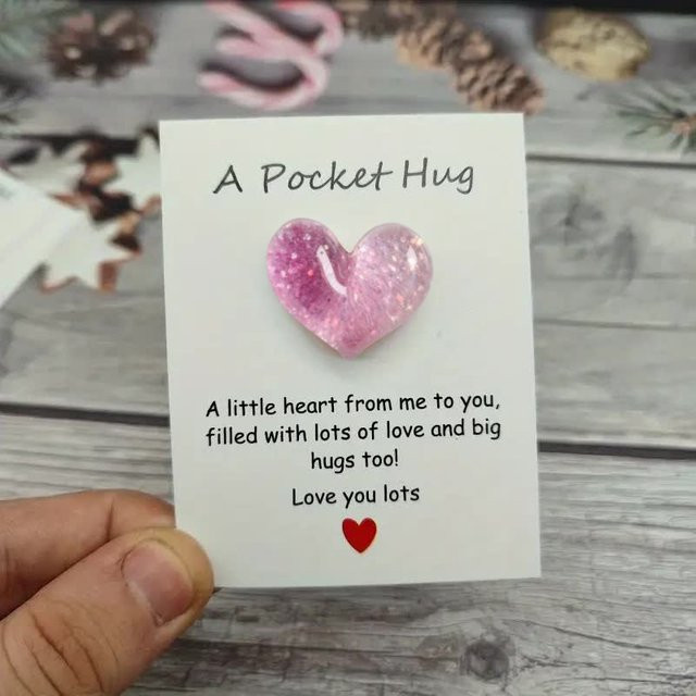Dekorative Liebes-Taschenumarmung aus Kunstharz in Pink mit Ermutigungskarte als Geschenk für Familie und Freunde - Bild 1