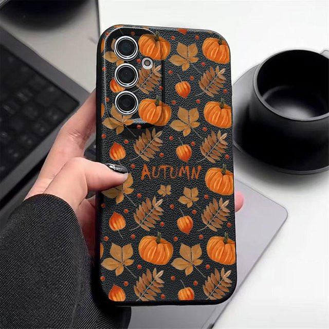Handyhülle mit Herbst Kürbisdruck für Samsung Galaxy S25 Ultra S24 S23 S22 FE A55 A54 A15 in Schwarz mit Ledertextur aus Silikon - Bild 1