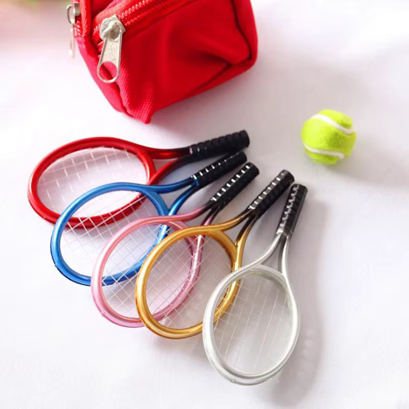 DIAPER&CORED Puppenhaus Zubehör, Tennis Schläger und Ball, 2-teiliges Set - Bild 2