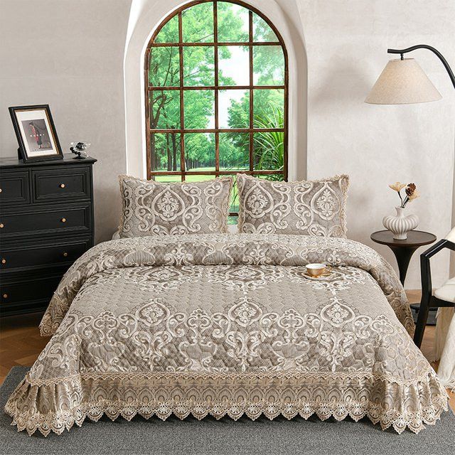 3-teiliges Luxus Bettwäsche-Set im europäischen Stil mit Brokat-Jacquard, Stepp-Tagesdecke, Spitzenrüschen, Matratzen-Topper und Kissenbezügen - Bild 1