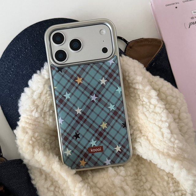 Handyhülle mit Retro-Design in Blau und Braun, Rautengittermuster und bunten Sternen mit Silberrand für iPhone 17, 16, 15 und 14 Pro Max - Bild 1