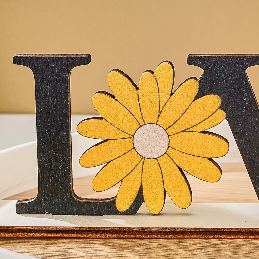 Dekorative Holz-Dekoration mit Love-Schriftzug in Bienenblütenform für den Valentinstag - Bild 3