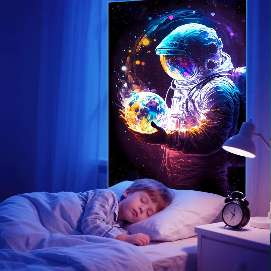VIKAMA Fluoreszierender Wandteppich mit Astronaut Motiv in Multicolour, Wanddekoration für Wohnzimmer und Schlafzimmer, B/H: 58 x 75 cm - Bild 1