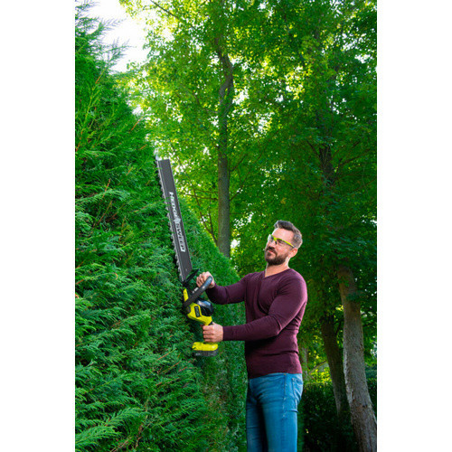 Ryobi ONE+ Akku-Heckenschere RY18HT55A-0 in Grün mit 55 cm Sägeblattlänge - Bild 2