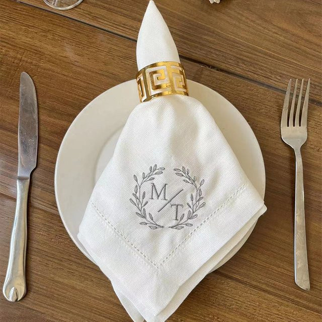 Personalisierte bestickte Serviette von TLXT in Rot für Hochzeiten, Geburtstage und Partys - Bild 1